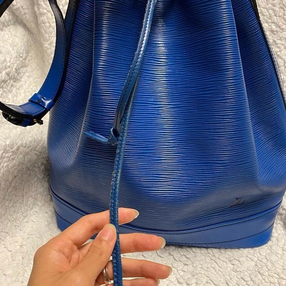 ✨SOLD✨AUTHENTIC LOUIS VUITTON EPI BLUE NOE BAG✨ - Picture 4 of 6